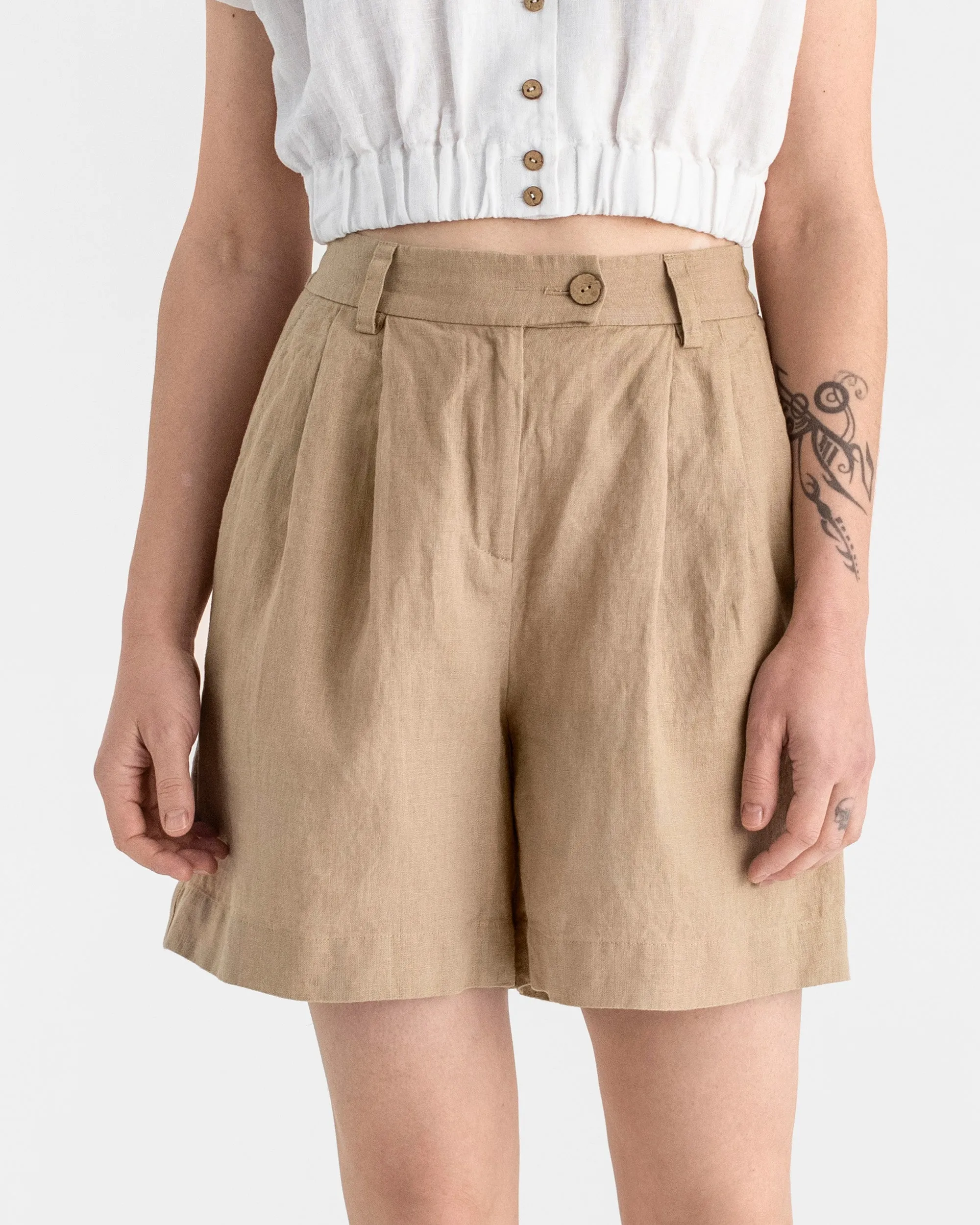 Pleated linen shorts BAGAN in Wheat